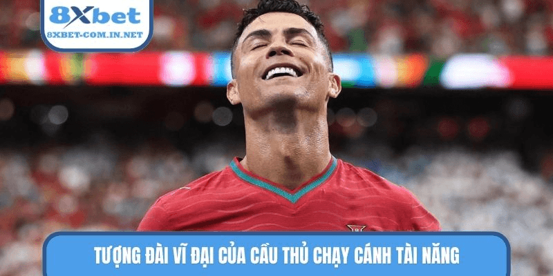 Tượng đài vĩ đại của cầu thủ chạy cánh tài năng